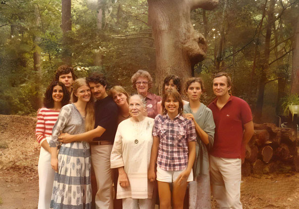 Rozi and Marshall, Janet and Billy (just married) Carrie Bills, Kitty Davy, Ann Conlon, Lois Breger, me, Louise and Fred Trask. Courtesy of Hana Debbie Peterson. Image enhanced by AZ.