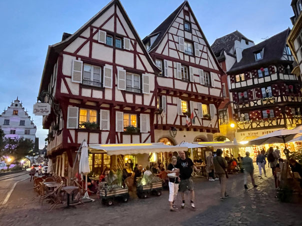 Grand Rue in Colmar - malerische Straße mit Fachwerkhäusern 