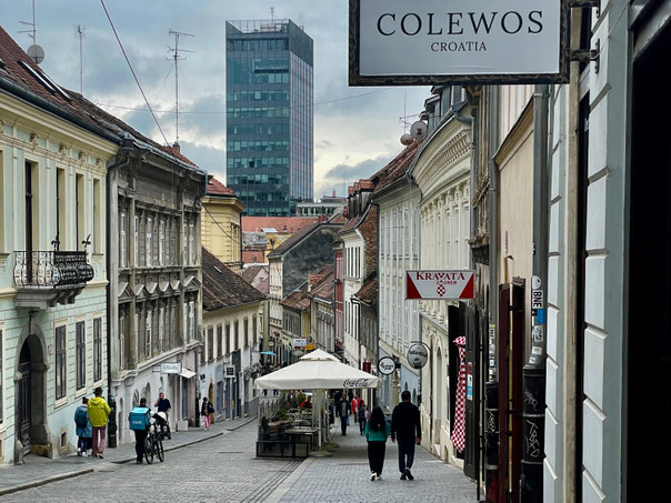 Markanter Eurotower hinter einer historischen Straße der Oberstadt