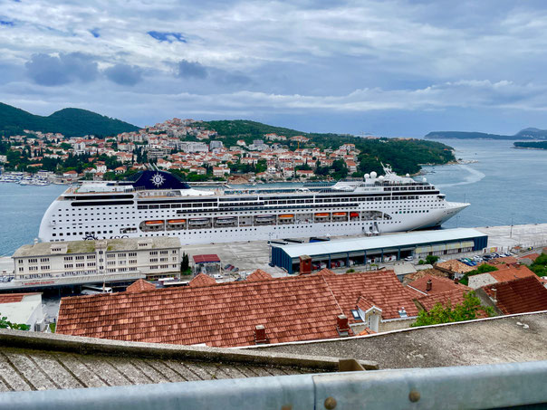 Kreuzfahrtschiff in der Bucht kurz vor Dubrovniks Innenstadt