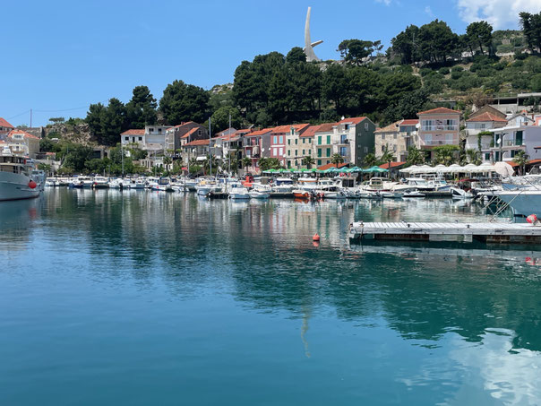 Hafen und Partisanendenkmal "Eagle Wings Monument" auf dem Hügel in Podgora