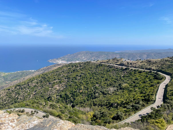 Blick vom Kloster auf die Küste und den Hügel mit unserem Wohnmobil 