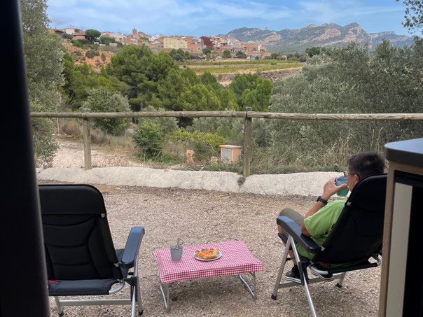 Entspannungszeit mit Kaffee und Weitblick in die "Comarca" (Region) Terra Alta 