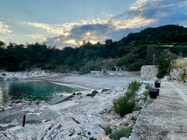 Kleine Bucht mit verstecktem Restaurant Gostionica Mala Milna