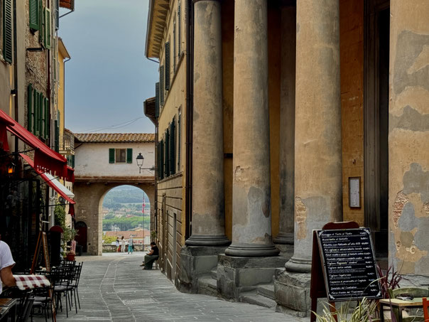 Stadttor von Castiglione del Lago mit den überdimensionierten Säulen einer Kirche 