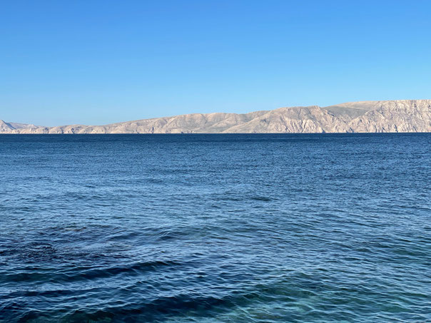 Blick auf die Ostseite der Insel Krk in der Kvarner Bucht vom Campingplatz aus 