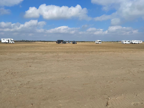 Parken auf dem Strand der südlichen Nehrung im Ebro-Delta 