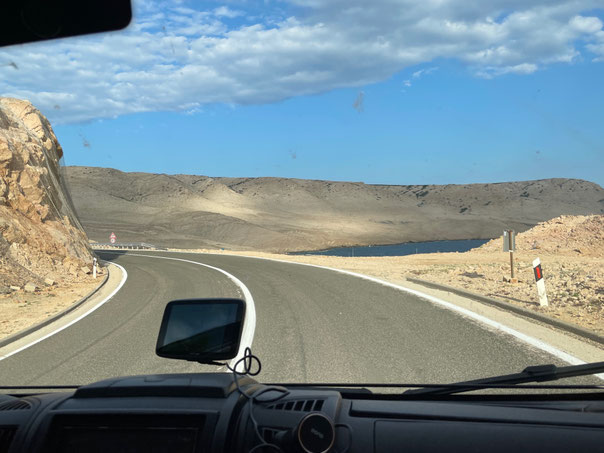 Mondlandschaft an der Ostseite der Insel Pag - Weg zum Fährhafen Zigljen
