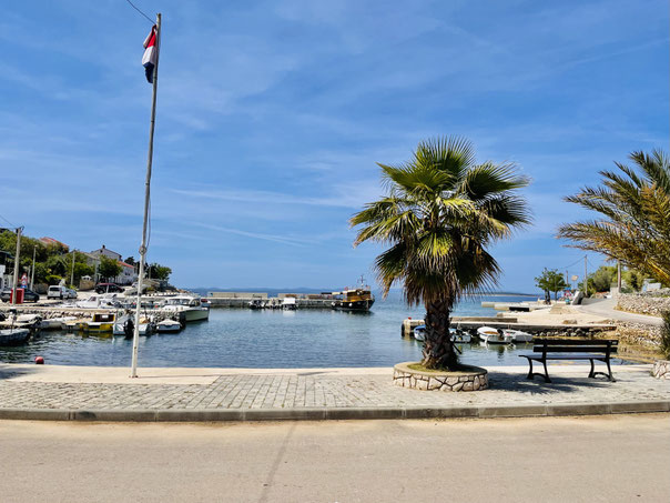 Schönes Ziel für eine Radtour vom Campingplatz zum Norden der Insel: Der Hafen im kleinen Ort Tovarnele 