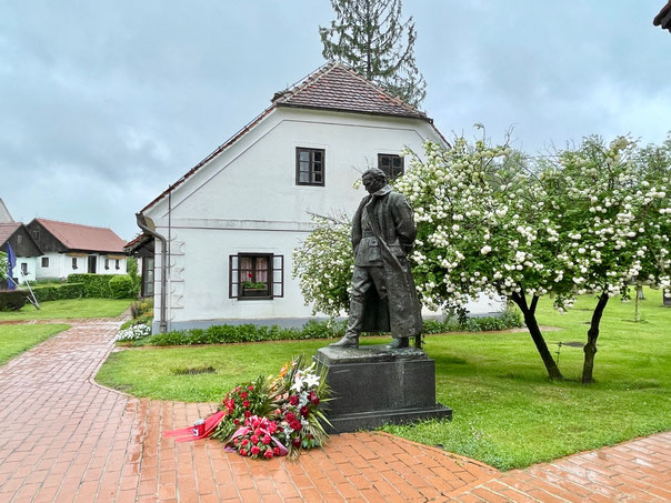 Statue des jugoslawischen Staatschefs im Garten seines Elternhauses