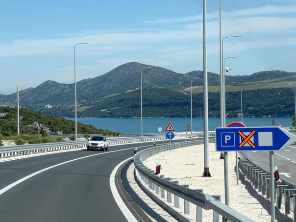 Abfahrt zum Parkplatz mit Aussichtspunkt auf die Brücke - leider verpasst
