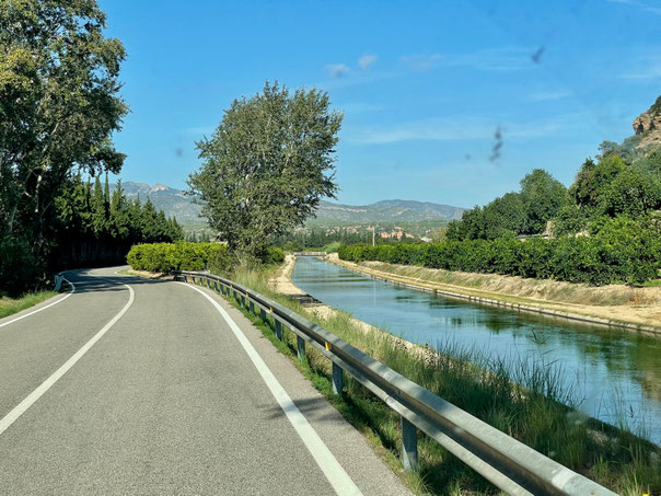 Straße am Fluss Ebre Richtung Xerta 