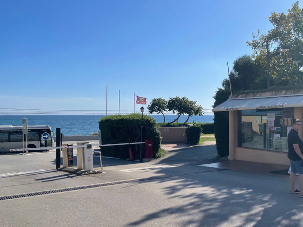 Rezeption beim Campingplatz Barcelona in Mataró - mit Shuttlebus zwischen Schranke und Meer 