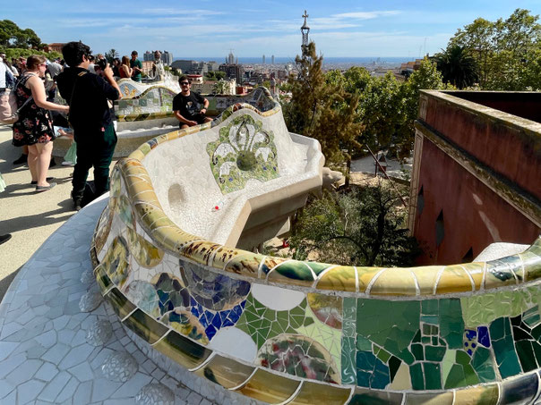 Geschwungene Bänken mit Mosaiken - alles sollte organisch wirken in der von Gaudí geplanten Gartenstadt