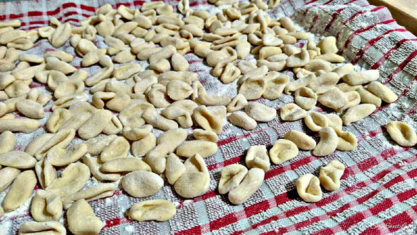 Maccarrones de poddighe homemade adagiati su un canovaccio cosparso di farina