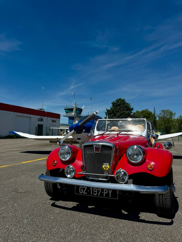 Spartan devant un avion à l'aéroport Annecy Mont-Blanc 