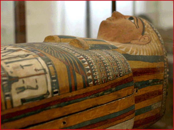 Sarcofago egiziano decorato del Museo Egizio di Torino.Il Museo Egizio di Torino, come quello del Cairo, è dedicato all’ arte e alla cultura dell’ antico Egitto con molte preziose collezioni raccolte nel tempo.