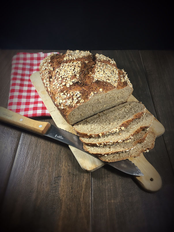 Haferflockenbrot mit Roggenschrot aus dem Thermomix, Vollkornbrot Lutz am besten in einem Zaubermeister, Römertopf oder gusseisernen Topf mit Deckel backen