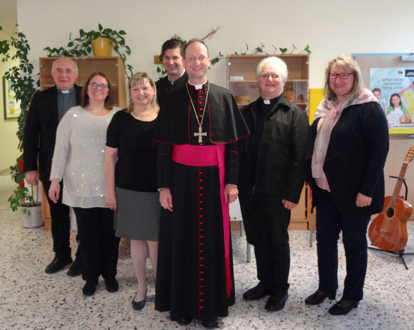 Pfarrer Jozef Wojcek, Direktorin Birgit Thurner, Religionslehrerin Elisabeth Tröthann, Bürgermeister Hermann Pöschl, Weihbischof Stephan Turnovszky, Dechant Edmund Tanzer und Fachinspektorin für Religion Christine Edlinger.