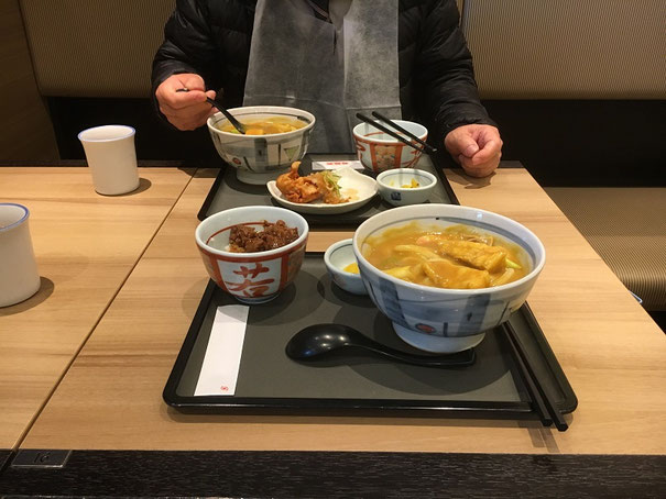 お昼は社長と、名古屋名物!若鯱屋のカレーうどん!