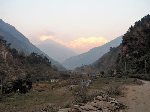 Une première vue sur les montagnes enneigées, depuis Bhulbhule.