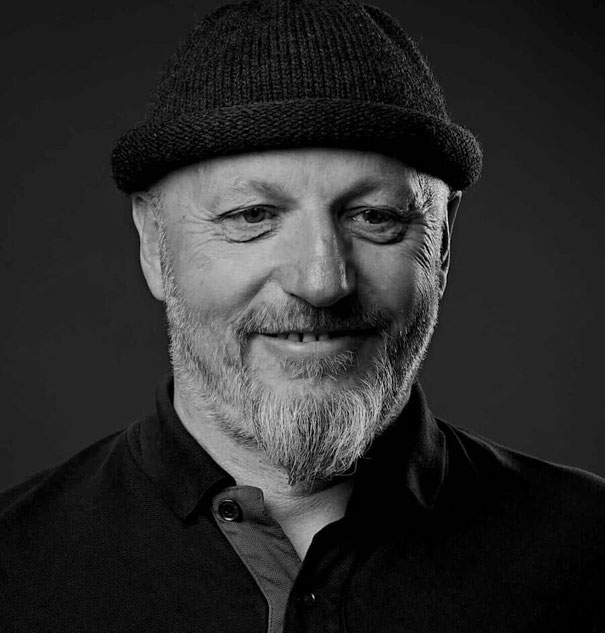 Frank Demann lächelt in die Kamera 