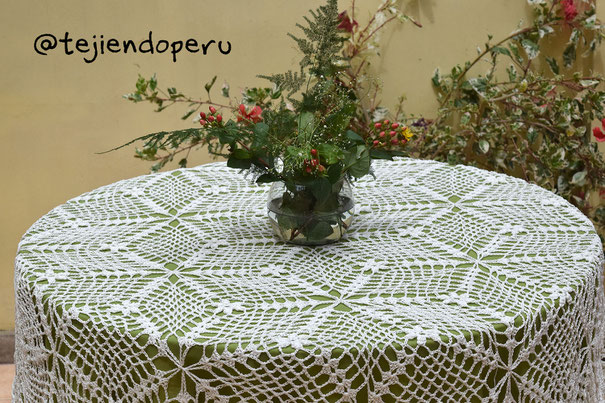 Mantel tejido a crochet con triángulos con flores puff