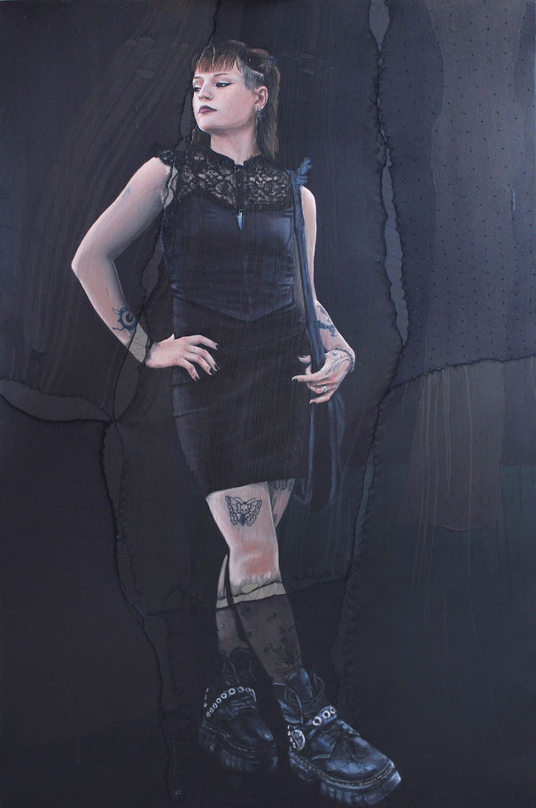 peinture portrait femme style gothique monochrome noir tatouages maquillage bijoux doc martens art contemporain avec couture et collants