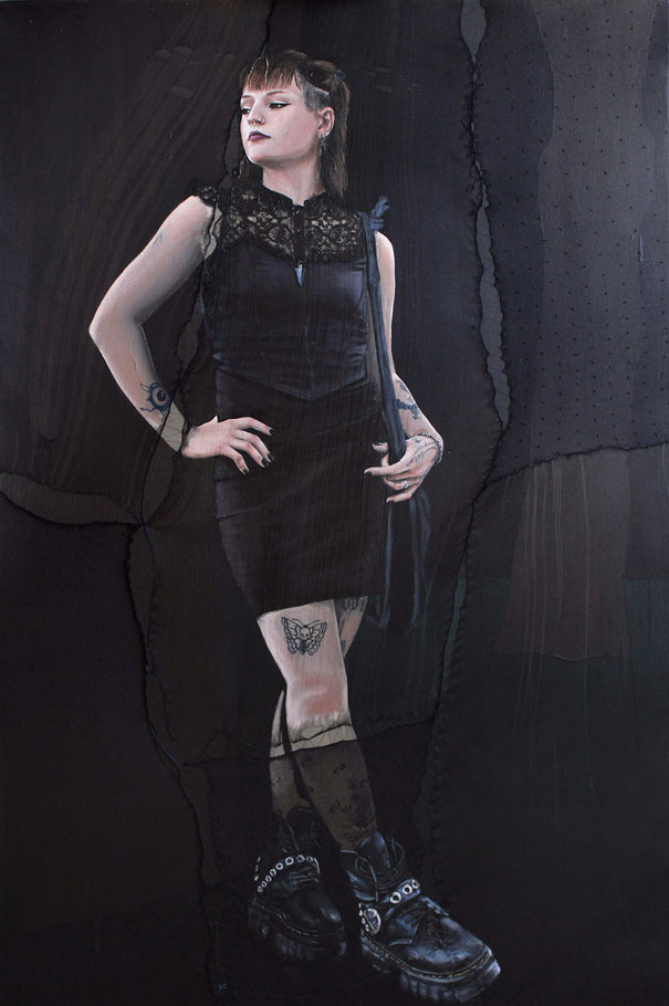 Portrait en pied d’une femme tatouée en robe noire, attitude affirmée, fond textile en collants noirs cousus – art textile et peinture contemporaine, style gothique alternatif, œuvre originale entre textile et figuration moderne.