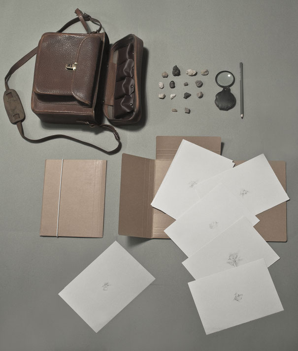 [ Trace ] Cuaderno de artista compuesto por un estuche de piel que contiene material de dibujo, piedras y dos carpetas con una serie de gofrados y dibujos sobre papel canson. Tamaño variable.