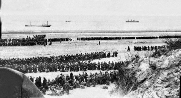 Un immagine emblematica dell'operazione Dynamo: truppe disperate ed affamate, accatastate nelle spiagge in attesa che le navi venissero a caricarli, senza la possibilità di riparo contro gli Stukas della Luftwaffe.