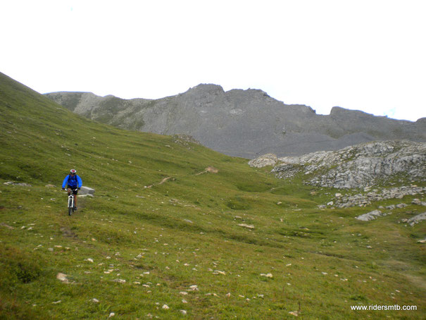 ad attenderci al Passo della Cavalla vento freddo e pioggia Battente...l'escursione prevedeva il giro dell' Orenaye...ma a malincuore dobbiamo scappare dalla perturbazione!!