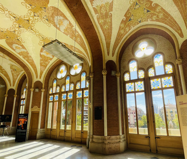 Verspielte Formen, bunte Fenster und farbenfrohe Gewölbegänge im Stil des katalanischen Modernisme - einer regionalen Variante des Jugendstil ("Art Nouveaux")