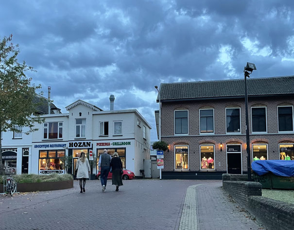 Der Yachthafen und unser Schlafplatz liegt im Ortskern von Geldermalsen - in Holland findet man immer etwas Leckeres zu essen