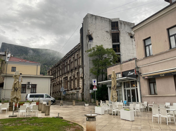 Mahnmal in der Marsala Tita - bewusst nicht wieder aufgebaute Ruine des Bosnienkriegs (1992 -1995)
