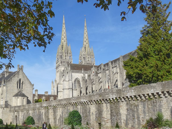 Bild: Blick auf die Cathédrale Saint Corentin in Quimper