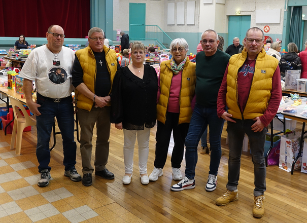 Les bénévoles se sont mobilisés autour de leur présidente Valérie Robinard (4e en partant de la gauche).