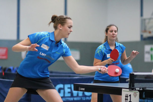 Lena Mollwitz (l.) und Sejla Fazlic gehen am „Super-Samstag“ der Tischtennis-Cracks ab 14.45 Uhr vor heimischer Kulisse in der Sporthalle Nord-Ost II für die Zweitliga-Damen des TSV Schwarzenbek auf Punktejagd.