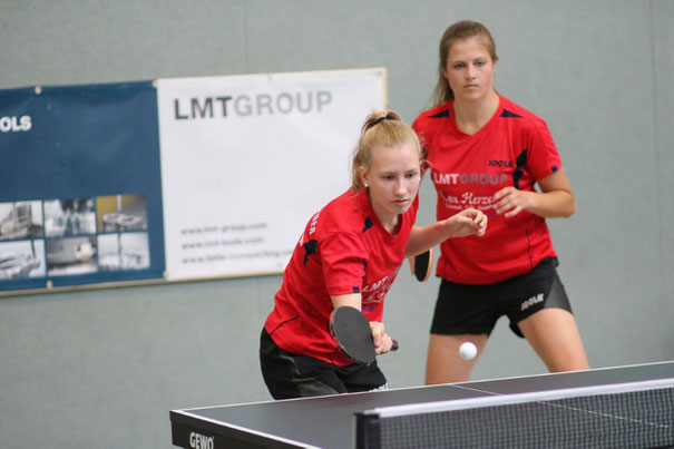 Julia Smolengo (l.) und Luisa Peters legten mit ihrem Doppel-Triumph in Cottbus den Grundstein für den Traumstart in die Oberliga-Saison 2017/2018 und punkteten im weiteren Verlauf auch fleißig im Einzel.