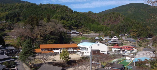 愛媛県伊予郡砥部町にある「高市小学校」と「砥部町山村留学センター」のブログです。