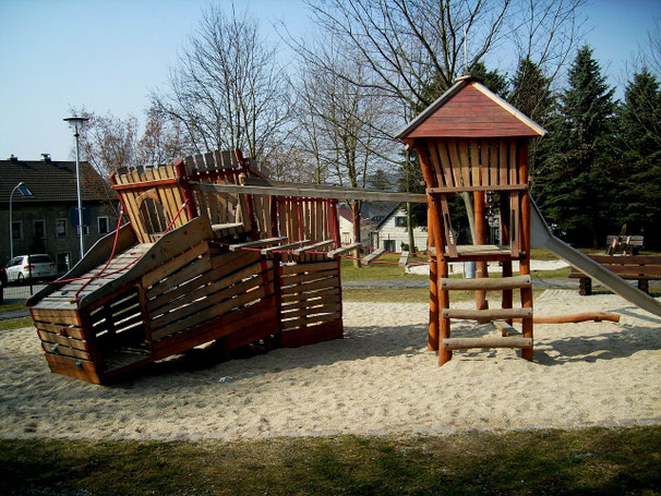Klettergerüst, Klettergerüst im Garten, Klettergerüst garten, Klettergerüst kaufen, kletterdreieck, quadro klettergerüst, klettergerüst kinder, 