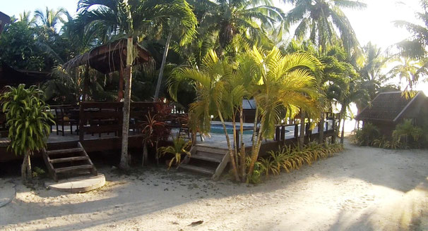 Walking past the swimming pool and BBQ area to get to the ocean