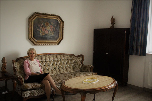 Heimleiterin Sabine Wecker im Gemeinschaftswohnzimmer