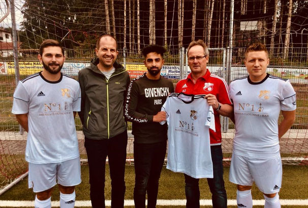 uca Greco (Trainer) | Elmar Kelkel (Präsident) | Rizgar Gören (GF No.1 Shisha-Lounge St. Wendel) | Alfred Erfurt (Spielausschuss) und Christopher Linn (Trainer) präsentieren das neue Trikot ...
