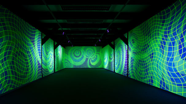 Bernd Schulz | Kosmos | 2025 | Tagesleuchttape, phosphoreszierende Farbe, UV Licht | 250 × 460 × 1000 cm