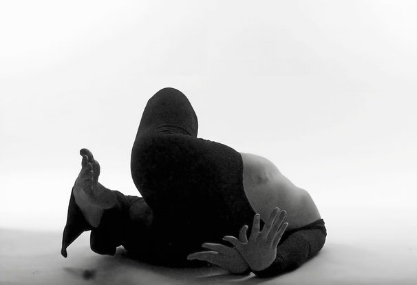 Antoni Latz | REM (Filmstill der Tanzperformance) | 2025 | Video mit Ton
