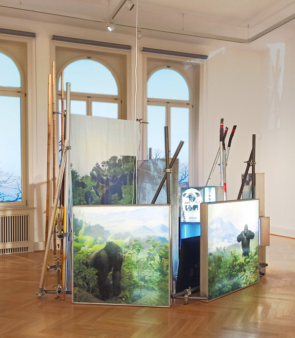 PRIMATES 2022 | Installation | Maße variabel [Ausstellung: Habitate, Schloss Biesdorf, Berlin]