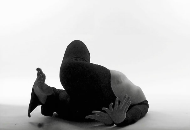 Antoni Latz | REM (Filmstill der Tanzperformance) | 2025 | Video mit Ton