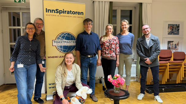 Der Vorstand der Innspiratoren vor einem Rool-Up mit Toastmaster-Logo