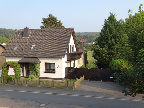 Ferienwohnung mit Balkon uns Parkplatz in der Eifel